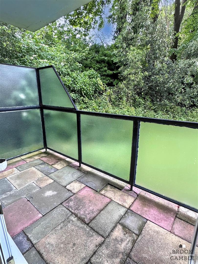 2 Bedroom Flat - Purpose Built. Shortdean Place in Eastbourne,  5